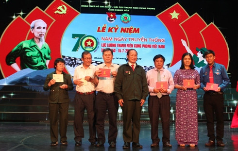 Các cựu TNXP được trao tặng huy hiệu  "Cựu TNXP làm theo lời bác ".