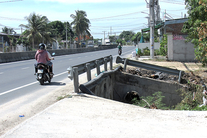 Thiếu lan can bảo vệ