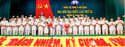 Phó Đô đốc Phạm Hoài Nam tặng hoa chúc mừng Ban Chấp hành Đảng bộ  Vùng 4 Hải quân nhiệm kỳ mới.