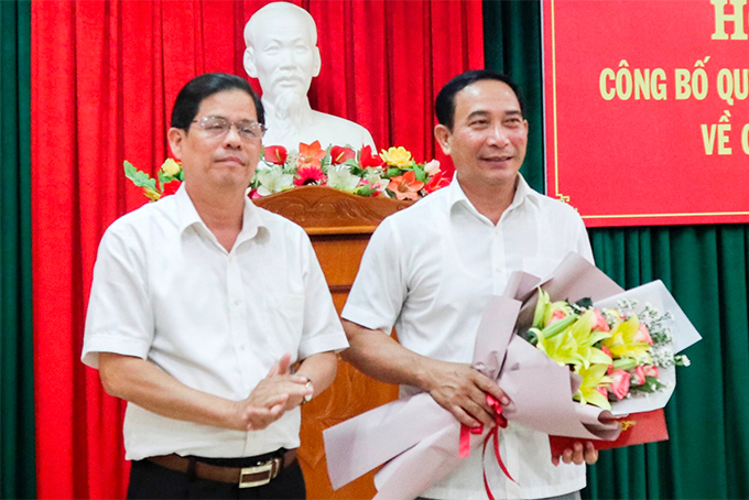 Ông Nguyễn Tấn Tuân trao quyết định cho ông Nguyễn Ngọc Sơn