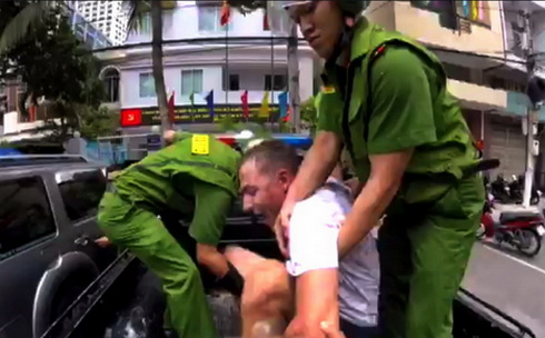 Khống chế người nước ngoài nghi ngáo đá, cầm dao đe dọa người đi đường