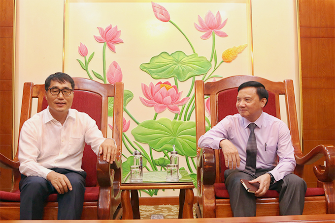 Ông Nguyễn Khắc Định (bên phải) tiếp ông Go Jin Young.