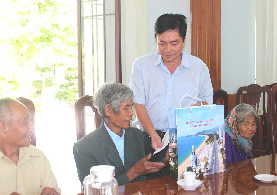 Ông Lữ Thanh Hải trao quà cho các gia đình chính sách tiêu biểu.