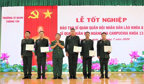 Lãnh đạo nhà trường trao bằng tốt nghiệp cho các học viên Quân đội nhân dân Lào.