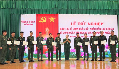 Lãnh đạo nhà trường trao bằng tốt nghiệp cho các học viên Quân đội Hoàng gia Campuchia..