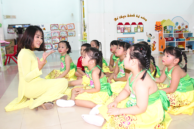 Chị Hà Thị Hồng Tuyên trao đổi kỹ năng với học sinh của trường.