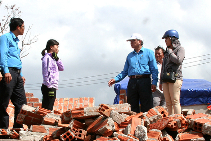 Liên đoàn Lao động tỉnh khảo sát thực trạng nhà ở của công nhân để hỗ trợ xây mới.