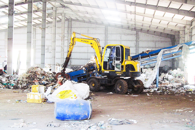 Xử lý rác thải công nghiệp tại Nhà máy xử lý chất thải nguy hại Ninh An, Ninh Hòa. 