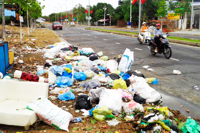 Rác chiếm lòng, lề đường