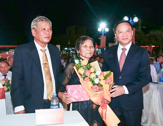 Lãnh đạo tỉnh, thị xã Ninh Hòa tặng hoa và quà cho mẹ việt nam anh hùng