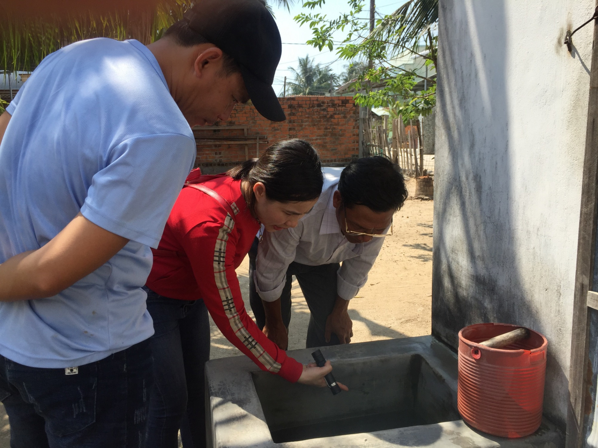 Ngành Y tế kiểm tra công tác phòng bệnh sốt xuất huyết tại hộ dân ở huyện Vạn Ninh