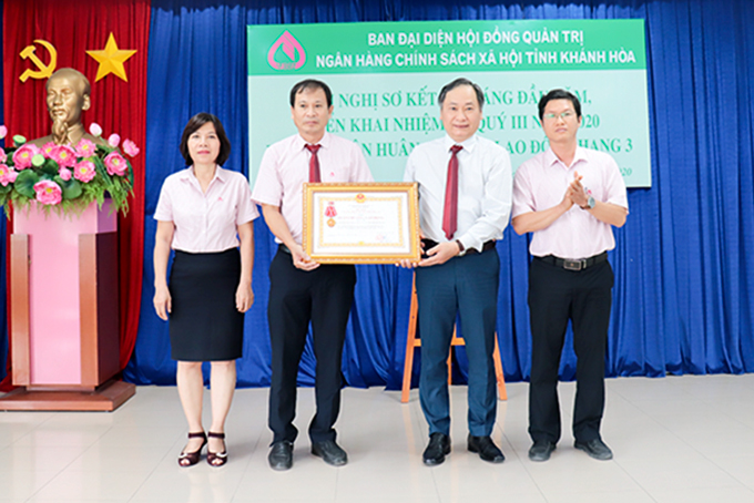 Thừa ủy nhiệm của Chủ tịch nước, đồng chí Nguyễn Đắc Tài  trao Huân chương Lao động hạng Ba cho tập thể Ngân hàng Chính sách xã hội tỉnh.