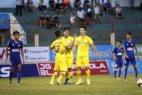 Các cầu thủ Sanna Khánh Hòa-Biển Việt Nam ăn mừng bàn thắng trong trận đấu với Xi Măng Fico-YTL Tây Ninh.