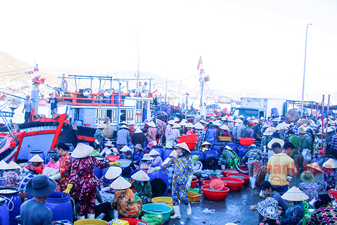 Người dân chen chúc buôn bán tại bến cá Vĩnh Trường.