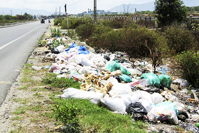 Vứt rác bừa bãi ra hành lang quốc lộ