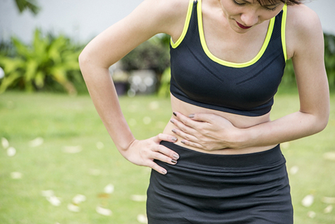 Đầy hơi, đau bụng là vấn đề runner thường gặp khi chạy bộ. Ảnh: Shutterstock.