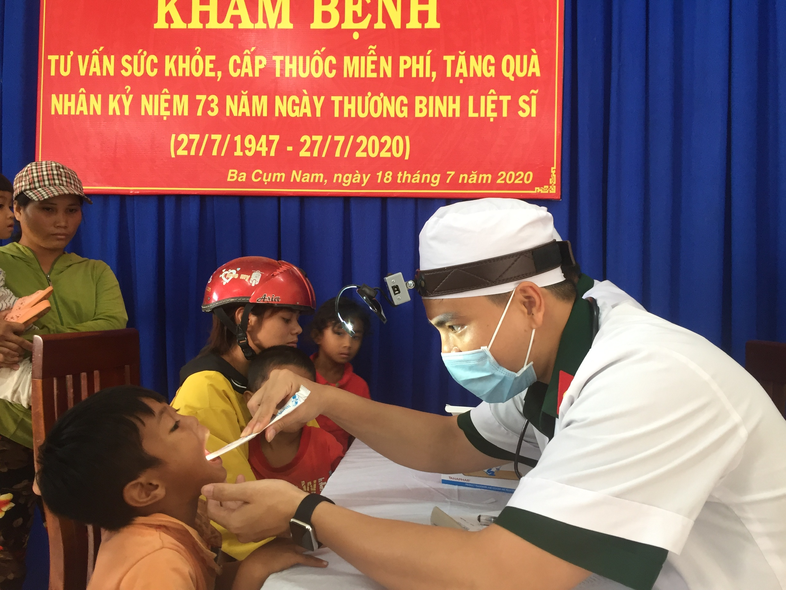 Bệnh viện Quân y 87 khám, phát thuốc và tặng quà cho người dân xã Ba Cụm Nam