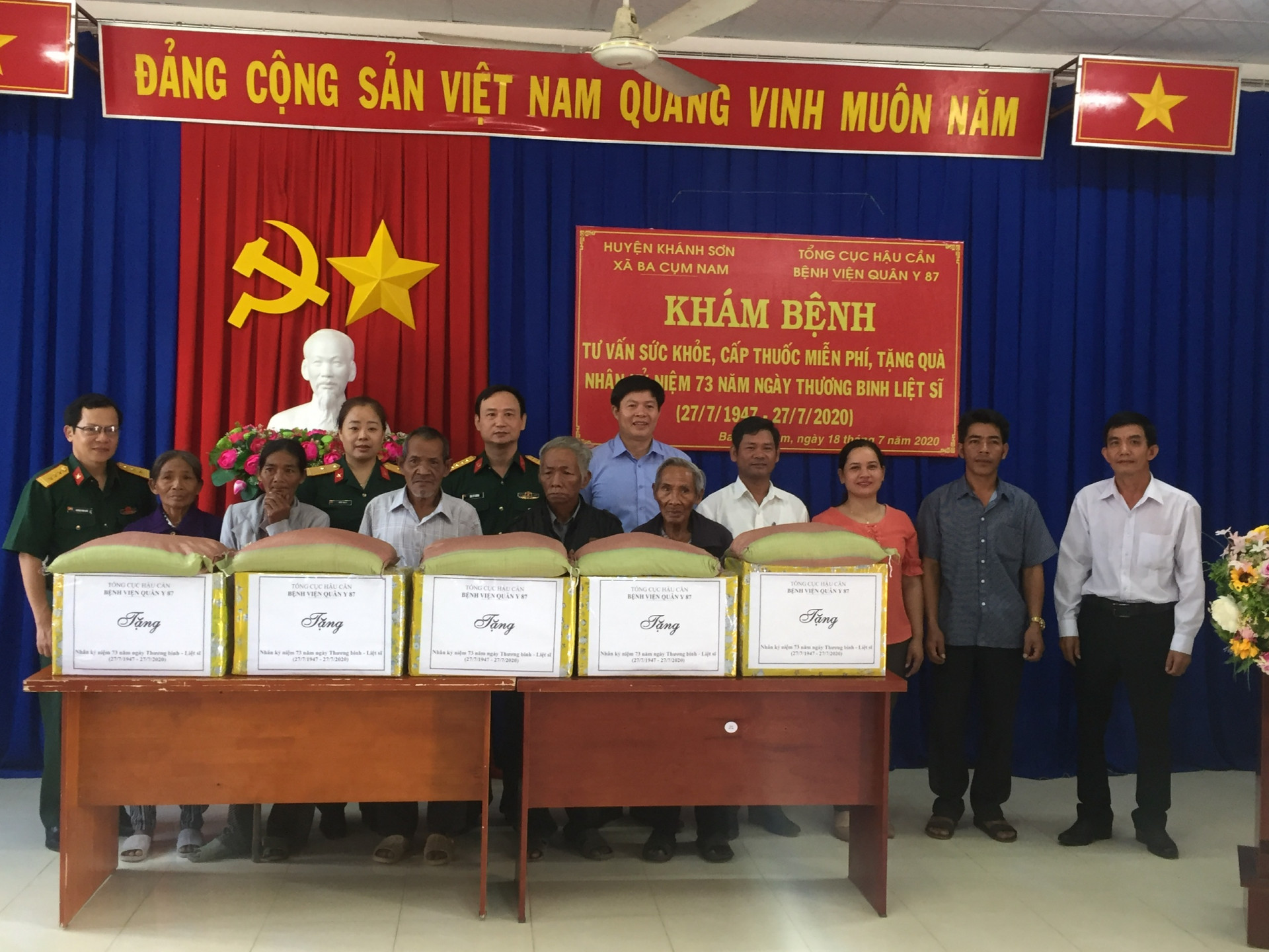 Lãnh đạo Bệnh viện Quân y 87 trao quà cho các gia đình chính sách xã ba Cụm Nam