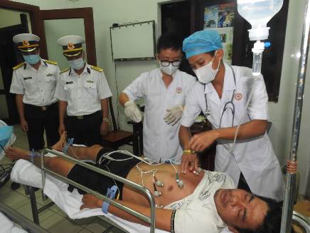 Trung tâm y tế thị trấn Trường Sa cấp cứu ngư dân bị giảm áp do lặn biển