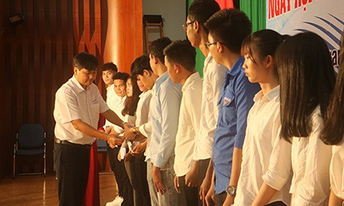 Đại diện Công ty TNHH Tongwei Việt Nam trao học bổng cho các sinh viên