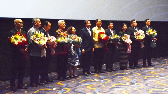 Thứ trưởng Bộ Văn hóa, Thể thao và Du lịch (VHTT&DL) Tạ Quang Đông tặng hoa các đại sứ, đại diện đại sứ quán các nước có phim tham gia Tuần phim ASEAN tại Việt Nam. Nguồn ảnh: Qdnd.vn