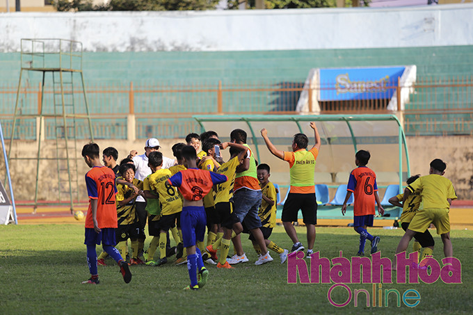 Niềm vui Ban huấn luyện các cầu thủ U13 Vạn Ninh sau khi giành chiến thắng ngược 2-1.