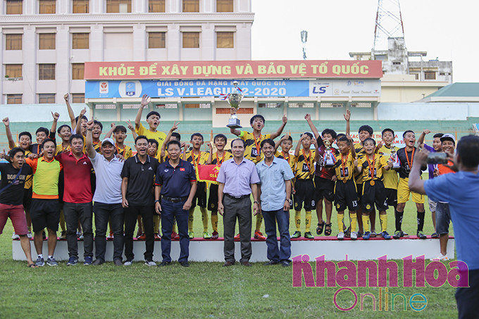 Ban tổ chức trao cờ, cúp cho đội U13 Vạn Ninh đoạt chức vô địch.