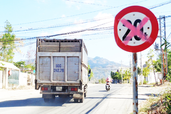 Biển báo bị gạch chéo