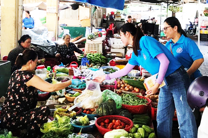 Nhân viên Bảo hiểm xã hội tỉnh tuyên truyền chính sách bảo hiểm xã hội đến người dân.