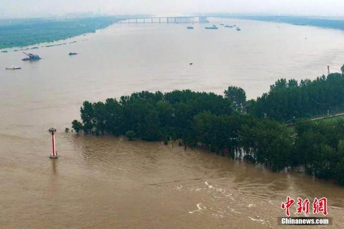 Trung Quốc phá huỷ một con đập để giảm áp lực mưa lũ