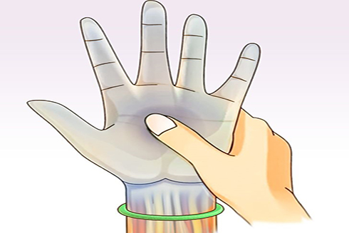 Vì sao không nên đeo dây buộc tóc vào cổ tay?