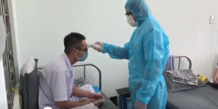 Kiểm tra thân nhiệt người đang thực hiện cách ly tại Trạm Kiểm dịch Y tế Quốc tế