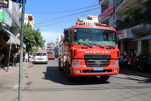 Nhận được tin báo cháy, lực lượng chữa cháy chuyên nghiệp được điều động đến dập lửa