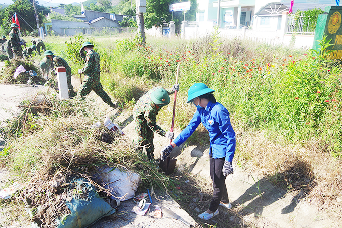 Lực lượng đoàn viên, thanh niên 2 đơn vị khơi thông mương thoát nước.