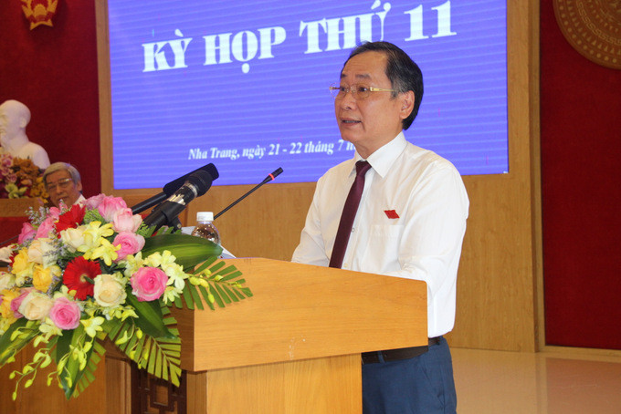 Ông Nguyễn Đắc Tài trình bày Báo cáo của UBND tỉnh về công tác chỉ đạo điều hành và tình hình thực hiện nhiệm vụ kinh tế - xã hội 6 tháng đầu năm; phương hướng nhiệm vụ 6 tháng cuối năm 2020