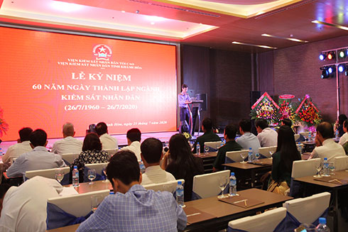 Ông Nguyễn Văn Minh - Viện trưởng Viện Kiểm sát nhân dân tỉnh Khánh Hoà đọc diễn văn kỷ niệm.