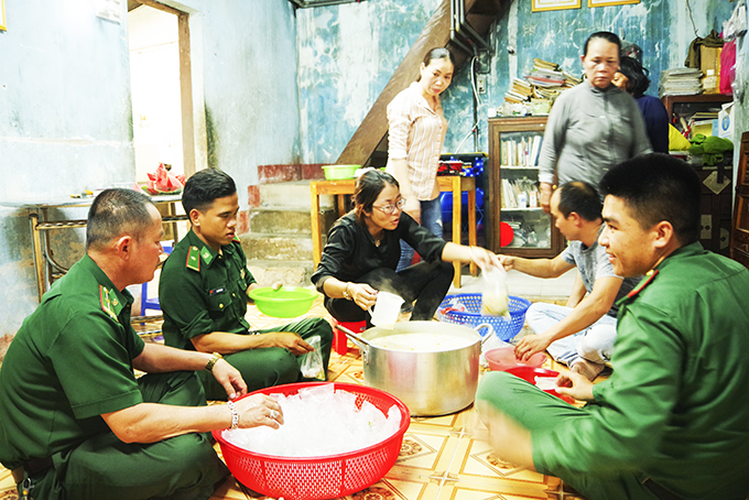 Cán bộ, chiến sĩ biên phòng cùng các thành viên bếp ăn từ thiện chuẩn bị bữa cơm cho người nghèo.