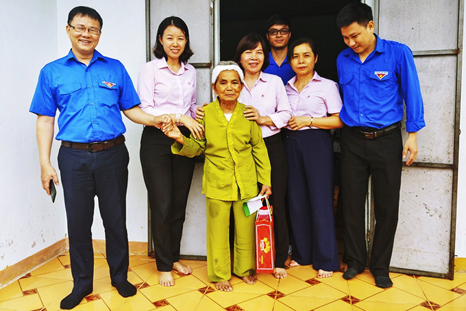 Đại diện Công đoàn và Đoàn Thanh niên Ngân hàng Chính sách xã hội tỉnh  tặng quà cho bà Cao Thị Đỏ. 
