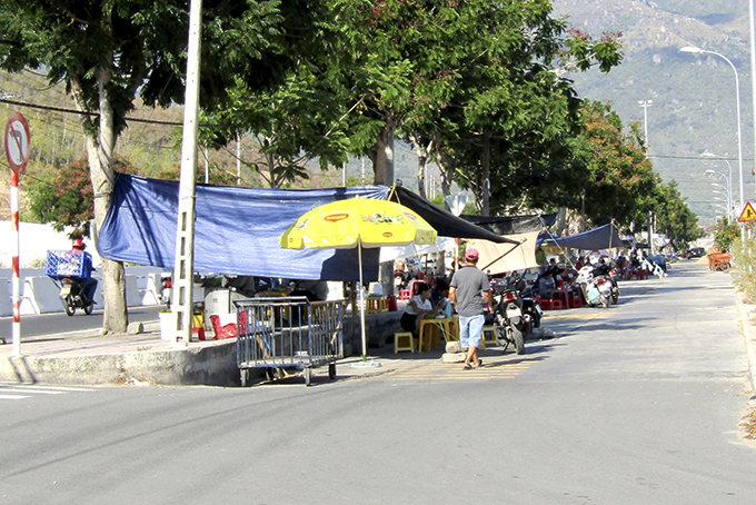 Chiếm dụng hành lang, lòng đường để kinh doanh
