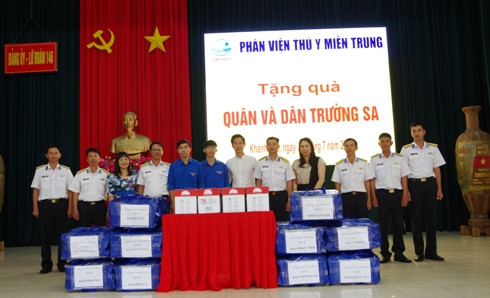 Đoàn công tác gửi quà tặng quân và dân huyện đảo Trường Sa.