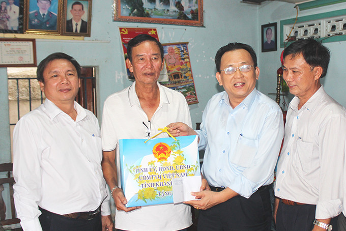 Ông Lê Hữu Hoàng thăm, tặng quà gia đình ông Dương Văn Lợi.