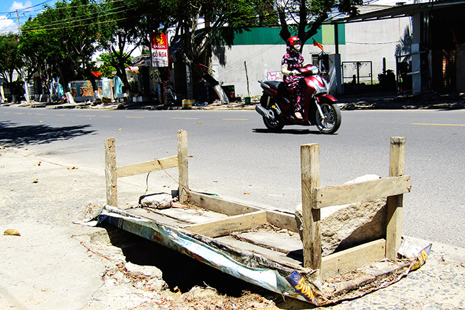 Hố lớn trên vỉa hè