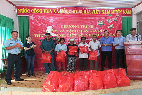 Tặng quà cho các gia đình có công ở Sơn Tân