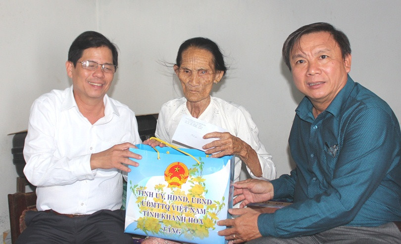  Ông Nguyễn Tấn Tuân thăm hỏi, tặng quà Mẹ Việt Nam anh hùng Lê Thị Dốc.