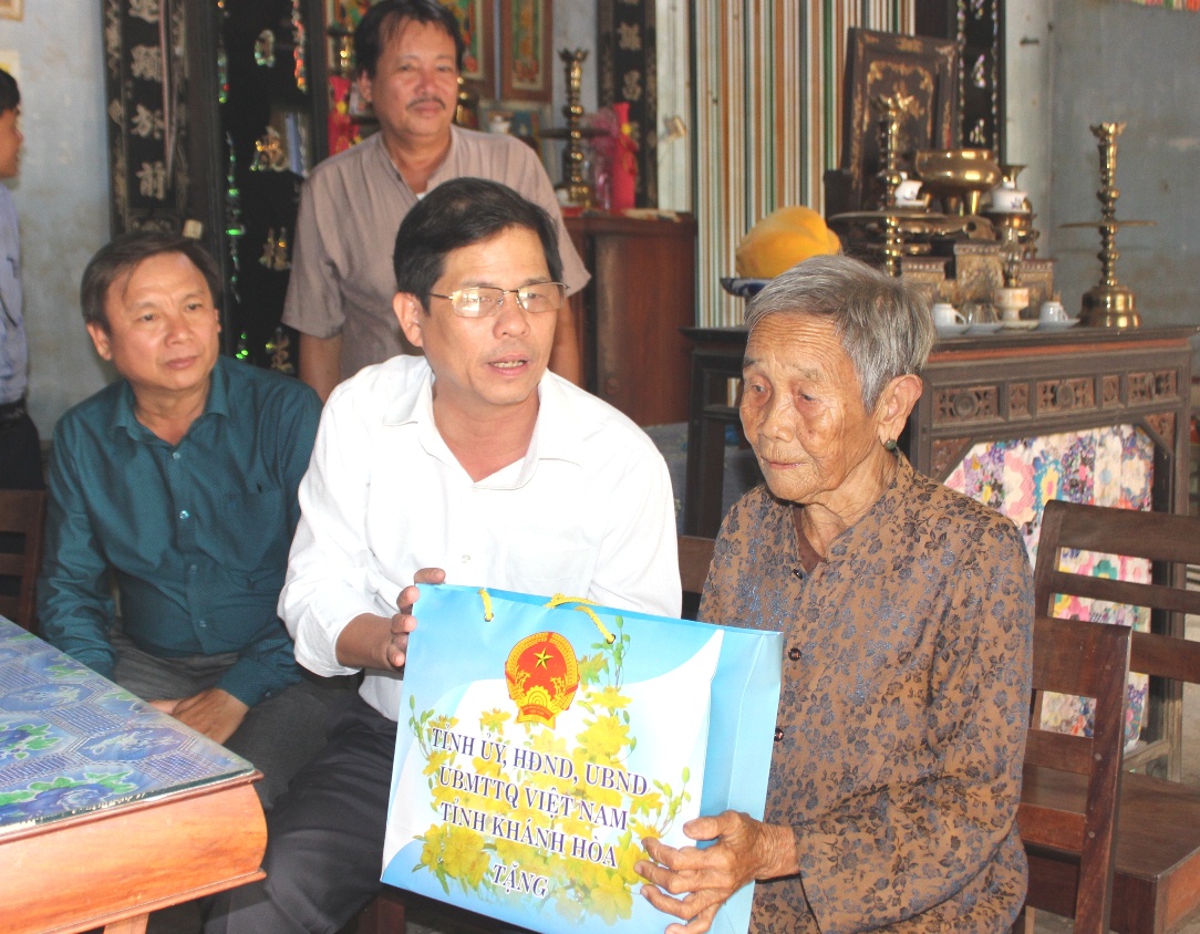 Ông Nguyễn Tấn Tuân thăm hỏi, tặng quà bà Nguyễn Thị Cứu