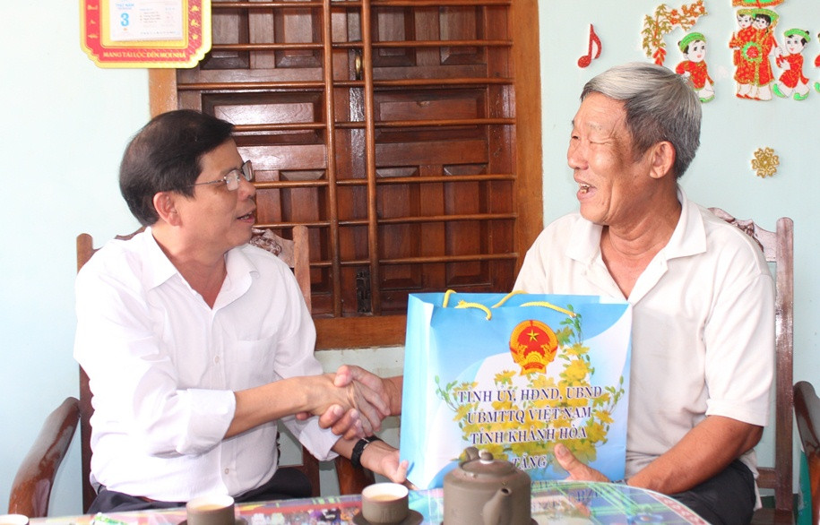 Ông Nguyễn Tấn Tuân thăm hỏi, tặng quà ông Lê Quang Lượng.
