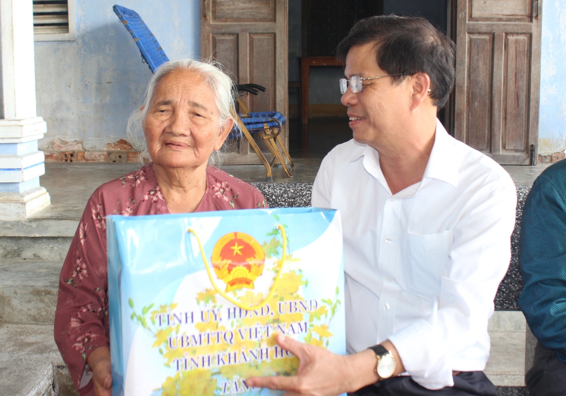 Ông Nguyễn Tấn Tuân thăm hỏi, tặng quà bà Nguyễn Thị Chiên.