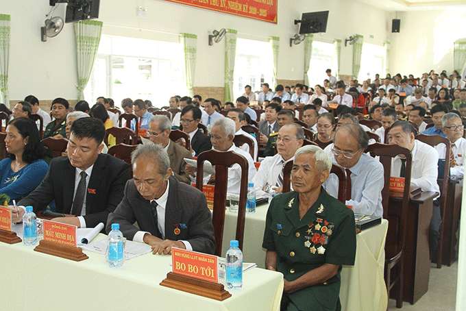 Anh hùng lực lượng vũ trang nhân dân Bo Bo Tới tham dự đại hội.