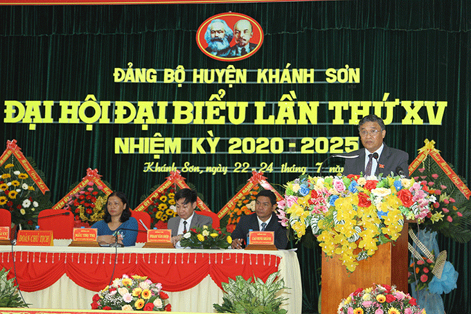 Ông Mấu Thái Cư - Tỉnh ủy viên, Bí thư Huyện ủy Khánh Sơn phát biểu khai mạc đại hội. 