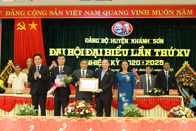 Ông Nguyễn Khắc Định (hàng trước, thứ 2 từ phải qua) trao bằng khen cho Đảng bộ huyện Khánh Sơn nhiệm kỳ 2015-2020. 